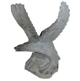 Águia em pedra calcária azul asas ao alto